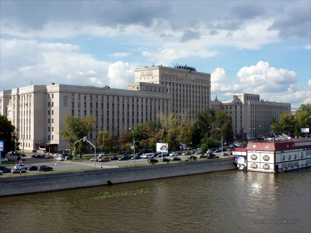 Стоять напротив парка. Парк Горького Министерство обороны. Здание на Фрунзенской набережной напротив парка Горького. Парк Горького Москва здание Минобороны. Минобороны парк гортког.