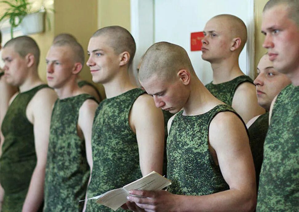С какого числа начинается весенний призыв. Призывники. армия призывники. новобранцы в армии. лысый в армии.
