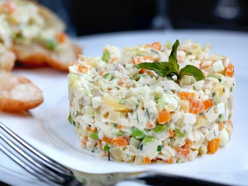 Зимние салаты. Как вкусно приготовить салат оливье. Люсьен оливье. Салат оливье фото. Оливия салат.