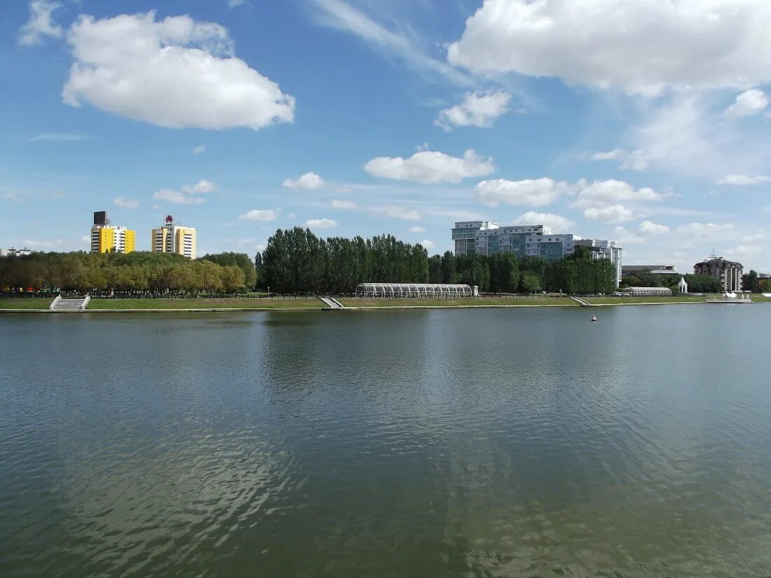 Астана озеро. Казахстан озера Астана. Искусственное озеро в Астане. Большое озеро в Астане.