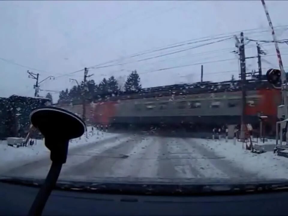 Перегоны, переезды, станции. ЖД переезд Пери. Переезд закрыт поезд едет. Поезд прикрыл дорогу. Скорый поезд мчится полечу домой