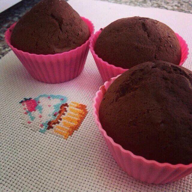 рецепт шоколадных маффинов в формочках. рецепт шоколадных маффинов в формочках. шоколадные маффины с кусочками шоколада. шоколадный кекс. рецепт шоколадных маффинов в формочках.