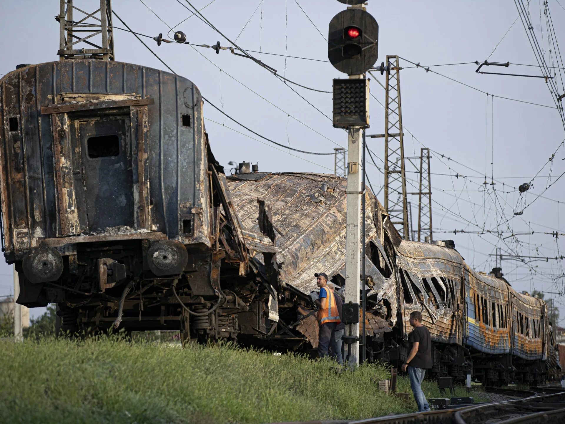 Вагоны донецкая железная дорога. Царь поезд на донбассе. Эвакуация фото. Царь поезд на донбассе. Бронепоезд ждв украина.