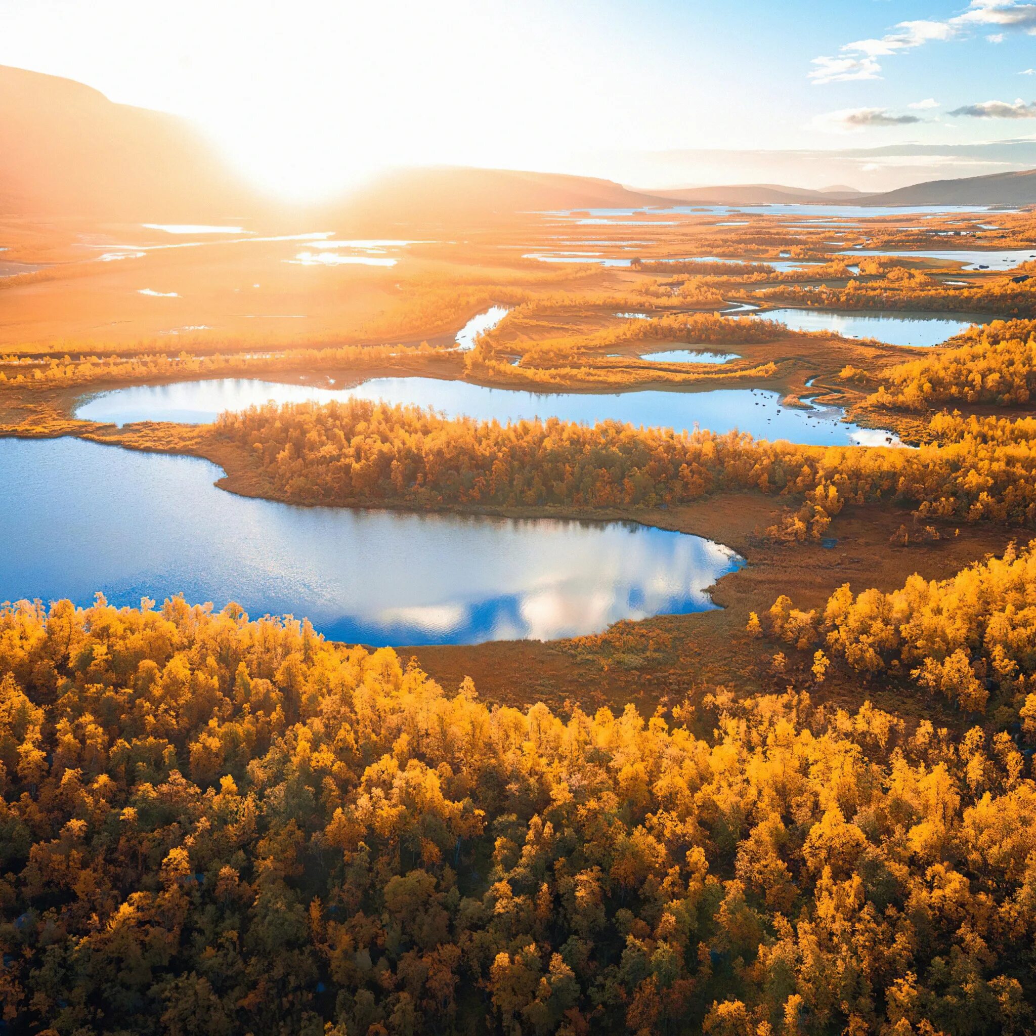 Озеро в лапландии 5. Лапландия Швеция горы. Швеция пейзажи. Осень в Лапландии. Осень в Швеции.