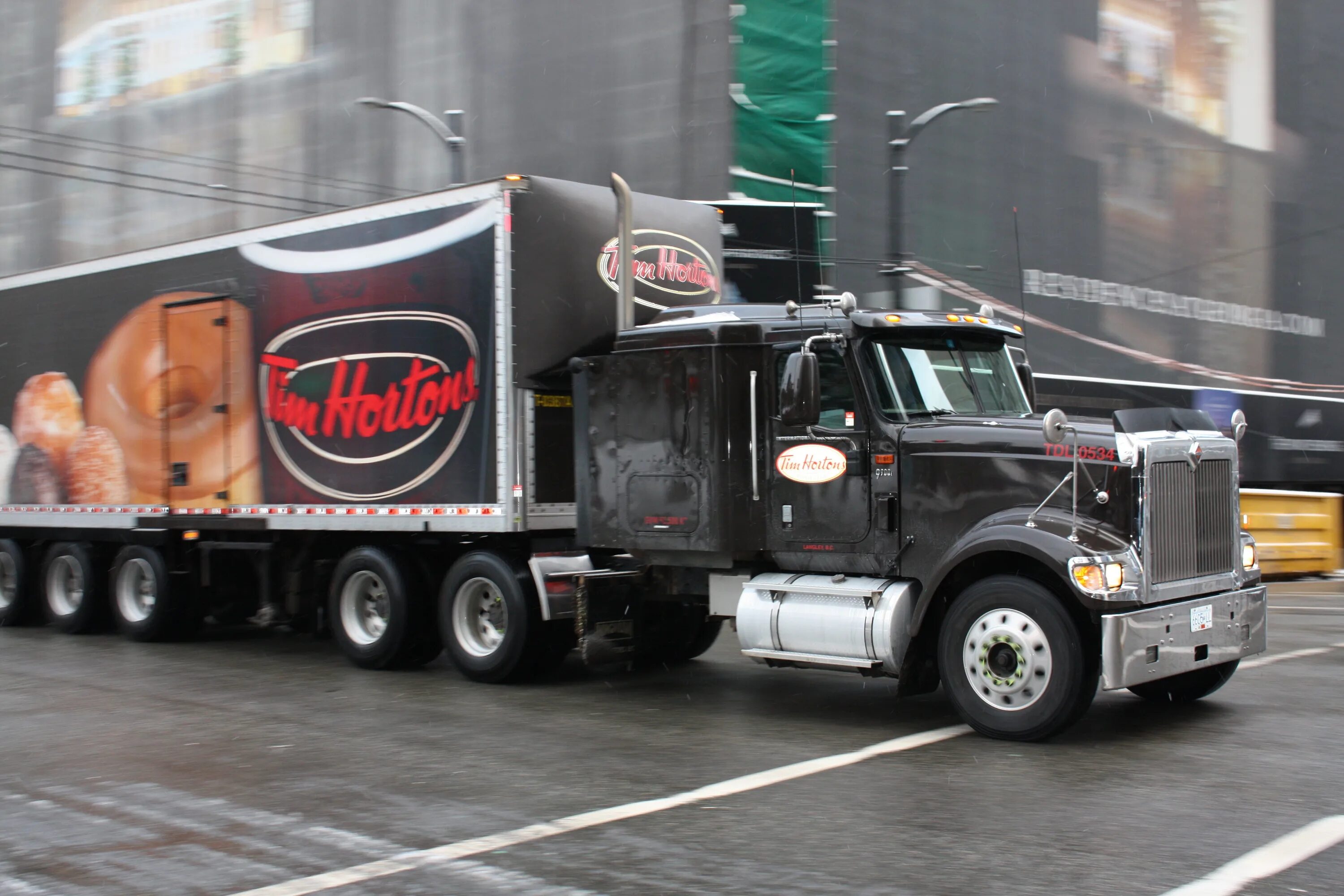 18 стальных колёс по дорогам америки магазины грузовиков. 18 колес дорог. 18 колесный грузовик. Авто тянет в сторону. 18 колес дорог.