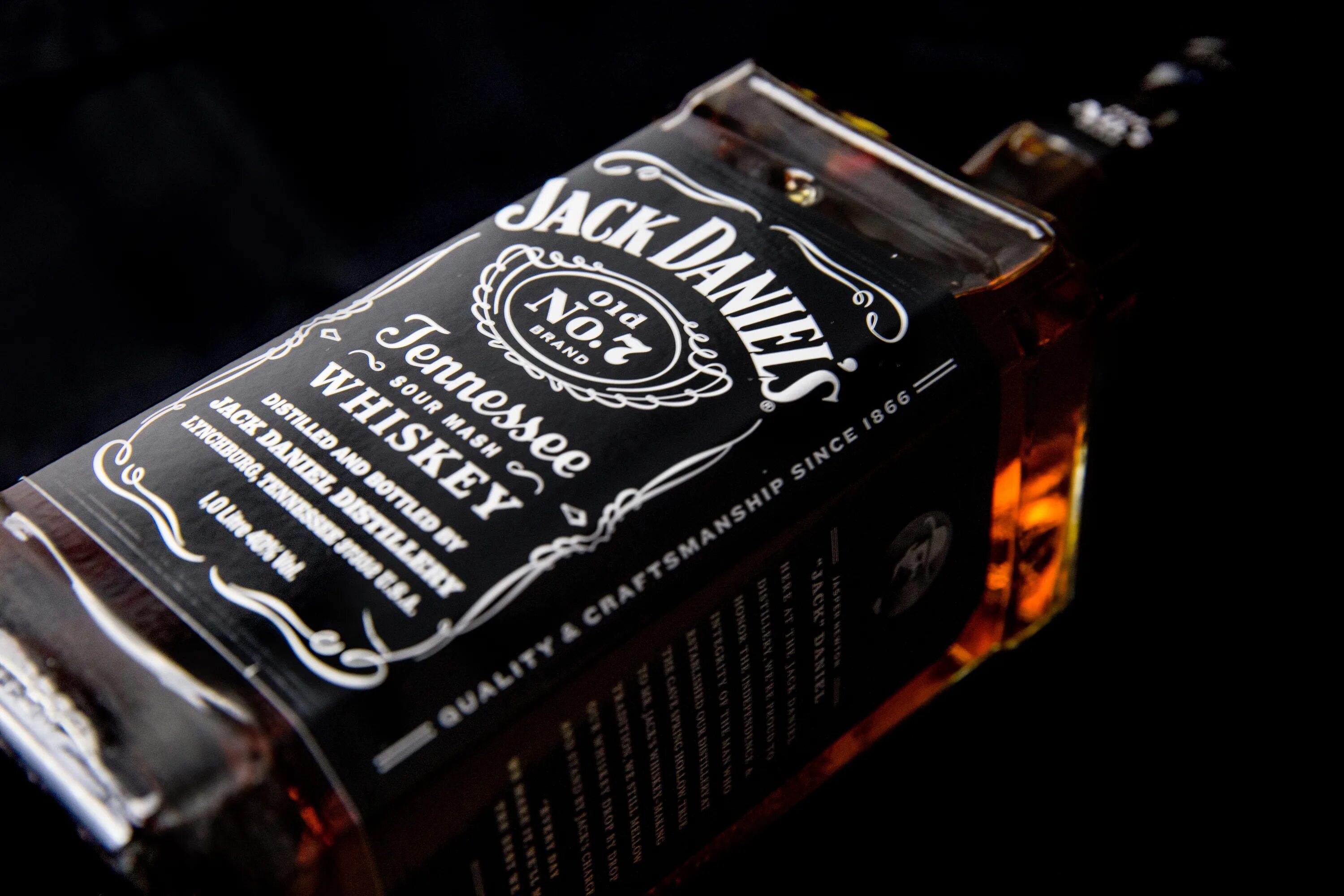 Бутылка виски. Виски Джек Дэниэлс. Виски Джек Дэниэлс черный. Джек Дэниэлс Постер. Джек Дэниелс завод Линчбург.