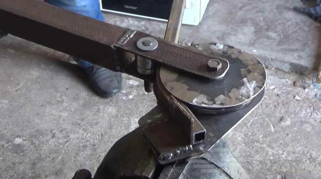 Гибка трубы 20х20 радиус 235 мм. Приспособление для гибки профильной трубы 90 градусов. Выгнуть профильную трубу. Как согнуть профтрубу. Как согнуть профтрубу.