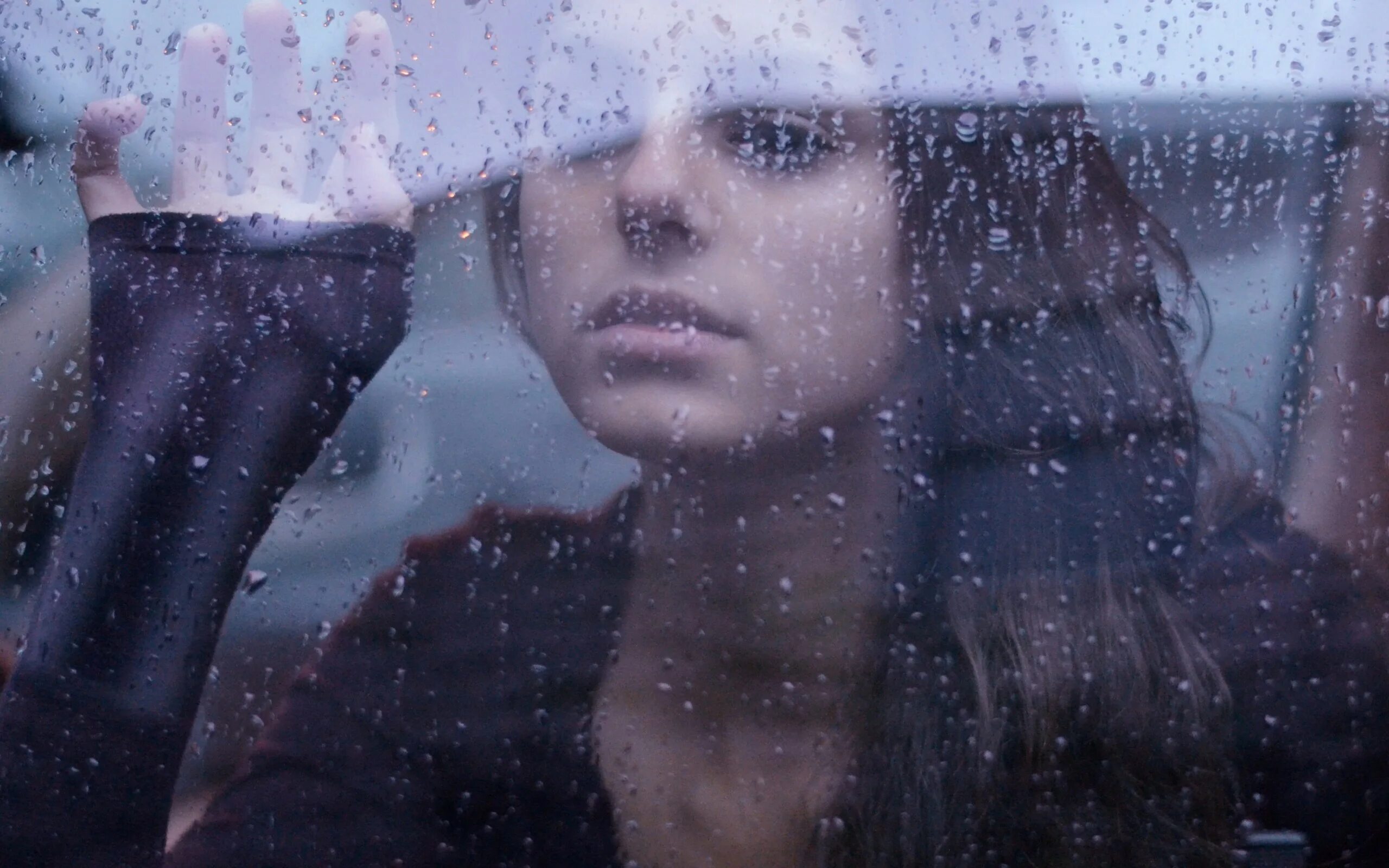 Elle rain. Девушка под дождем. Девушка дождь. Девушка за окном дождь. Девушка плачет под дождем.