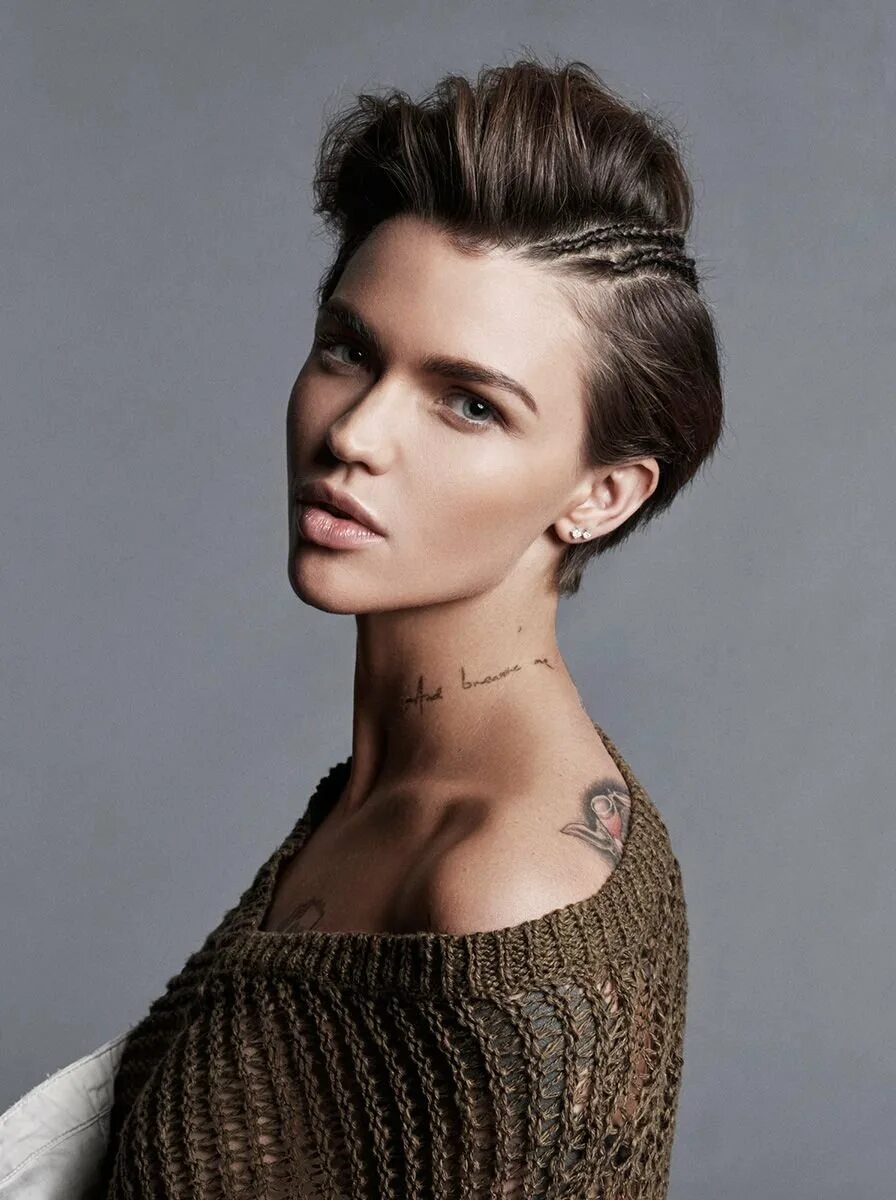 Томбой прическа леви. Ян томбой. Стрижка пикси томбой ежик. Томбой фанян женская. Стрижка томбой ruby rose.