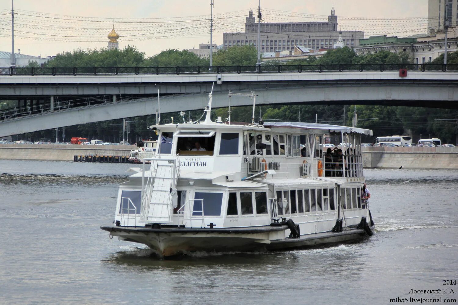 Речной автобус. Речной трамвайчик в москве 2023г. Теплоход москва 91. Ресторан на реке в праге. Водный трамвай.