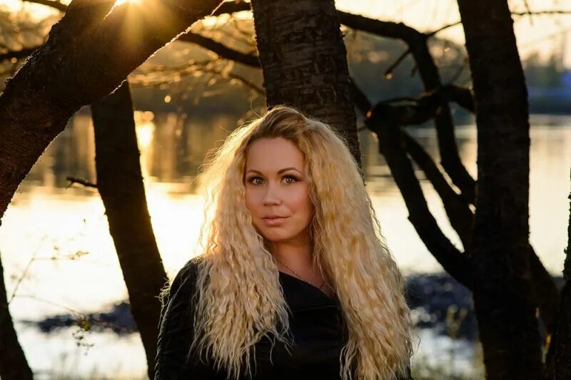 красивые девушки великого новгорода. великий новгород памятник девушке туристке. девушки великом новгороде. великий новгород статуи памятники туристка. девушки великого новгорода фото.