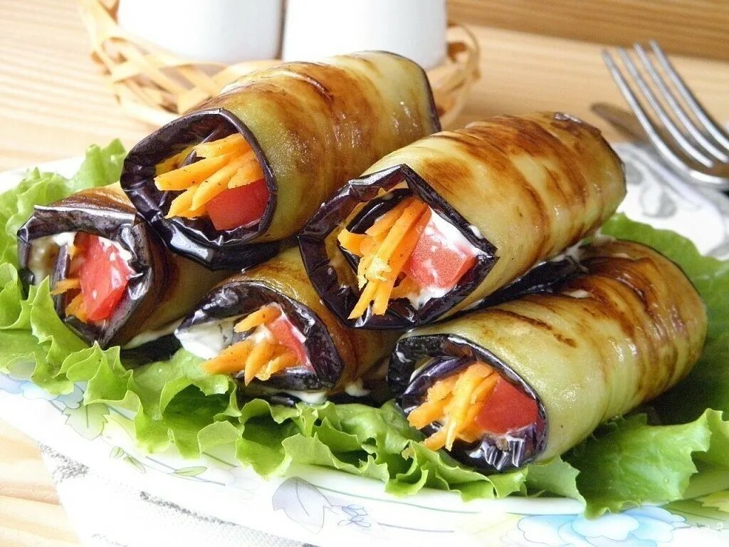 Как приготовить баклажаны с сыром и чесноком. Баклажаны рулетики. фаршированные баклажановые рулетики. рулетики из баклажанов с корейской морковкой. рулетики из баклажанов 150гр.