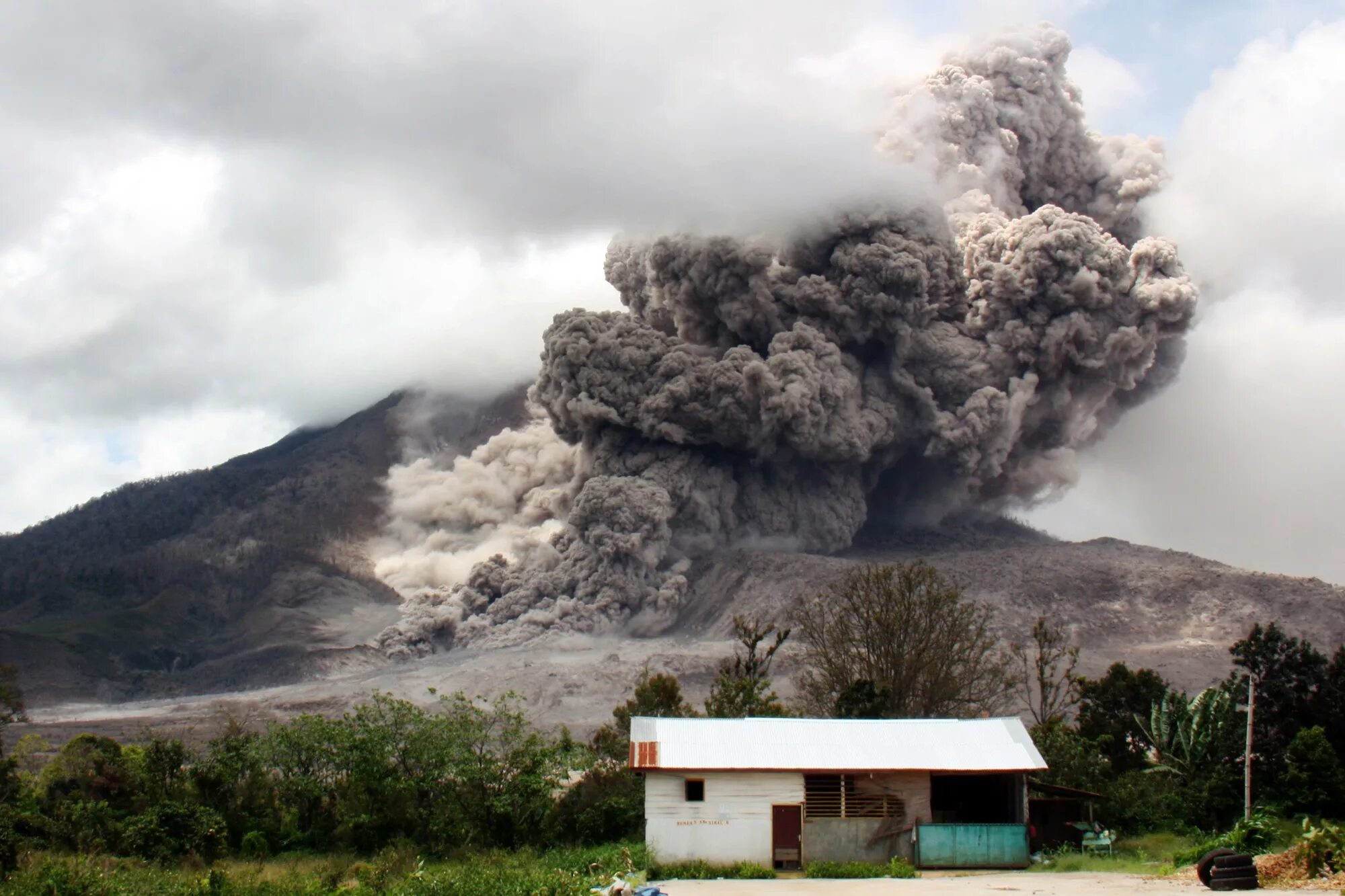 Последствия вулкана. Синабунг. Синабунг вулкан извержение 2032. Вулкан Мерапи извержение. Разрушения вулкана Синабунг.
