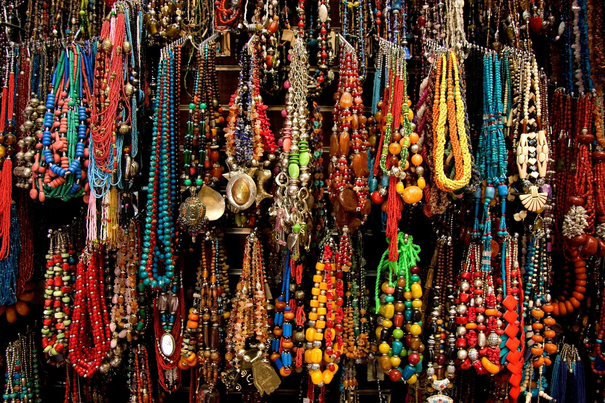 Марокканские сувениры. Бальгха марокко. Марокканская посуда. Рынок марокко таджины. Керамика посуда фес марокко.