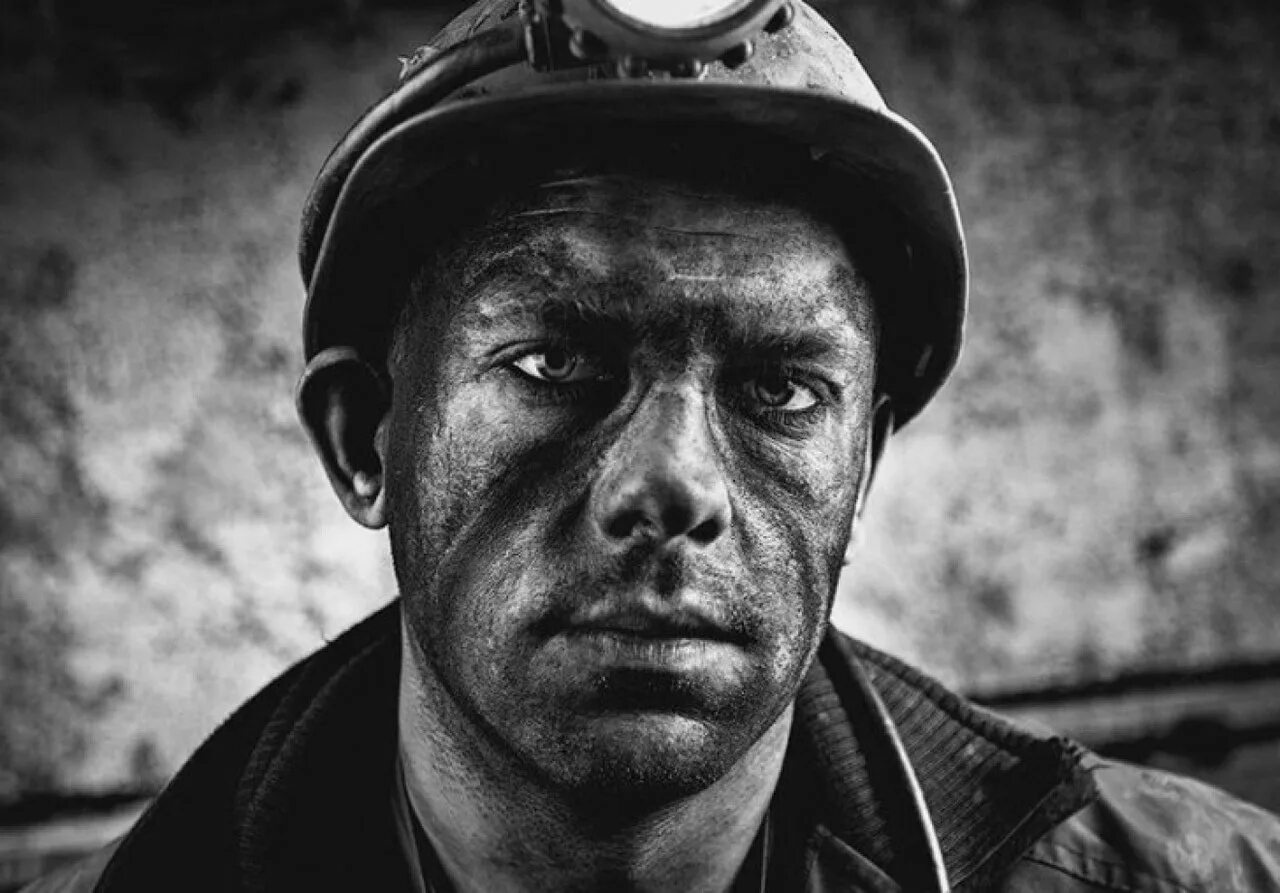 Рабочий на заводе. Шахтеры кузбасса. Рабочий человек. Советский рабочий. Портрет рабочего.