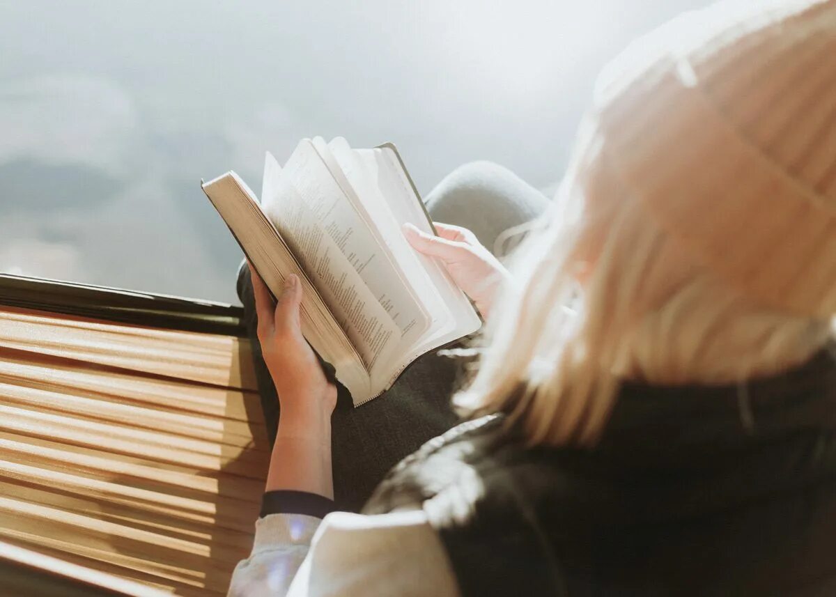 Девушка с книгой. Чтение книг. Вы это читали. Читатели в библиотеке. Люди в библиотеке.