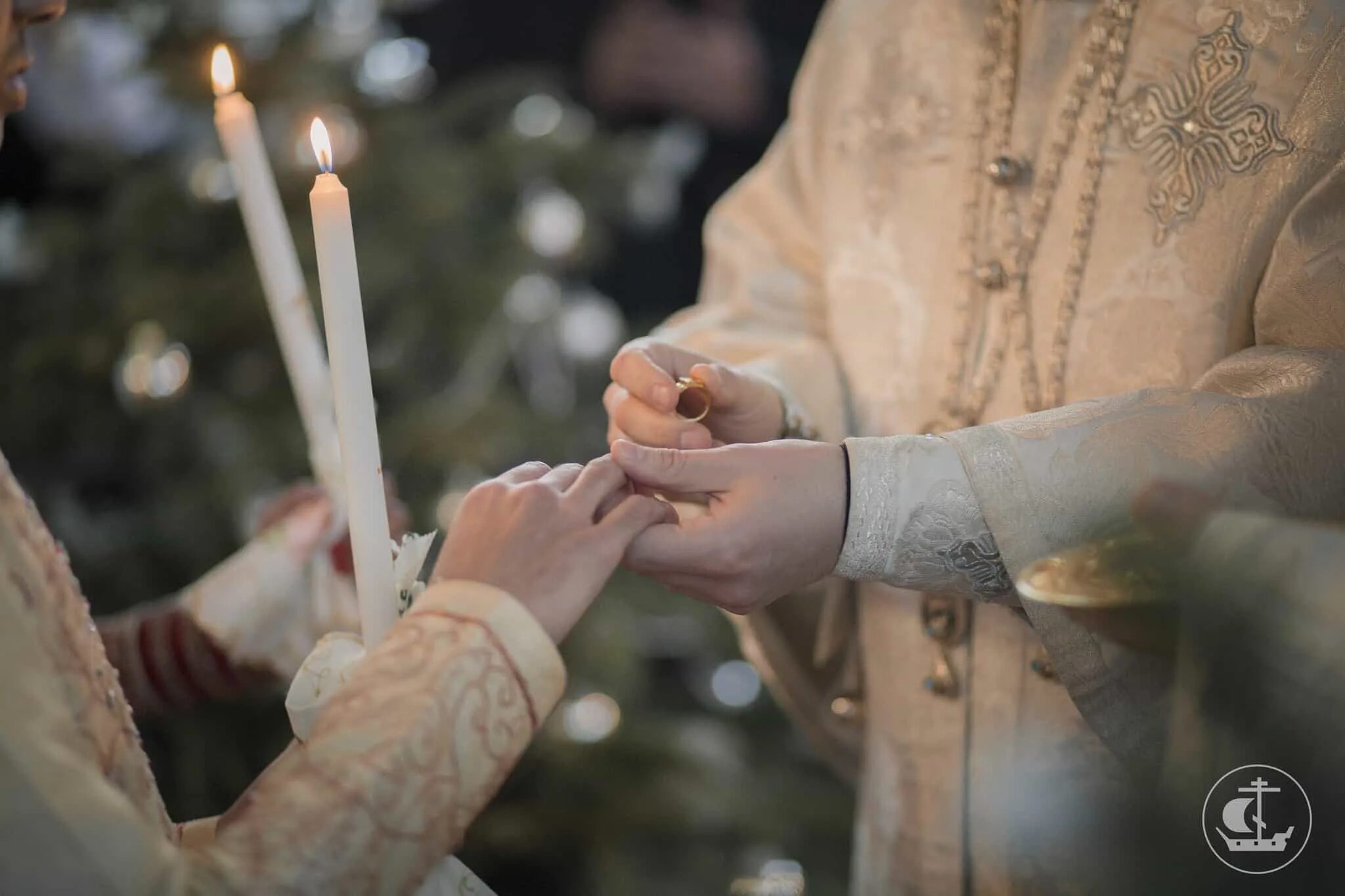 Отец благословляет сына. Родительское благословение. Благословение родителей на венчание детей. Отцовское благословение.