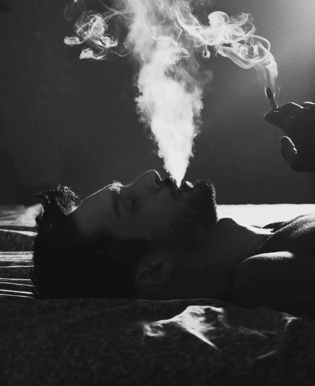 Курящая дочь. She smokes in bed. Женщина курит. She smokes in bed. She smokes in bed.
