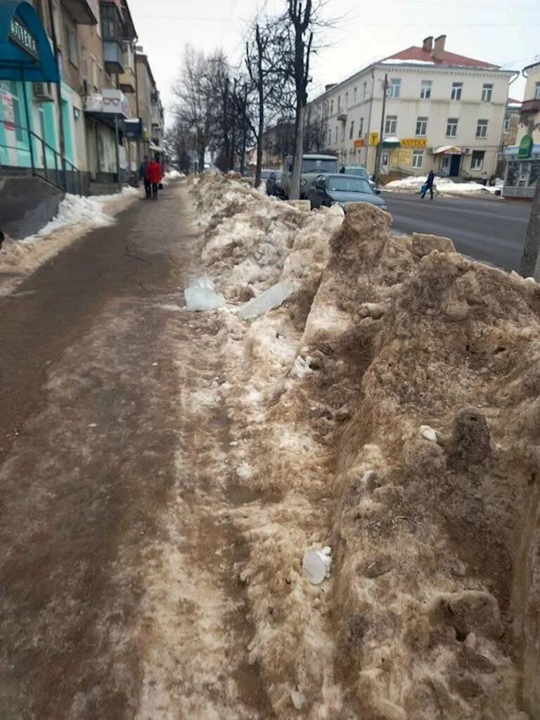 Вязьма дмитрова гора. Дмитрова гора вязьма. снег растаял. ноги в снегу. гора из снега.