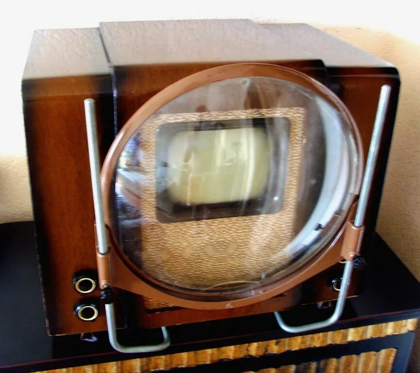 Телевизор 1 минуту. Первый Советский телевизор КВН-49. Рекорд 311 телевизор. КВН-49 кинескоп. Ламповый телевизор КВН 49.