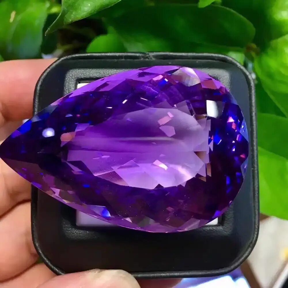 Кристаллы аметиста в камне. Пурпл диамонд. Фиолетовый изумруд. Зелено фиолетовый камень. Фиолетовый изумруд.