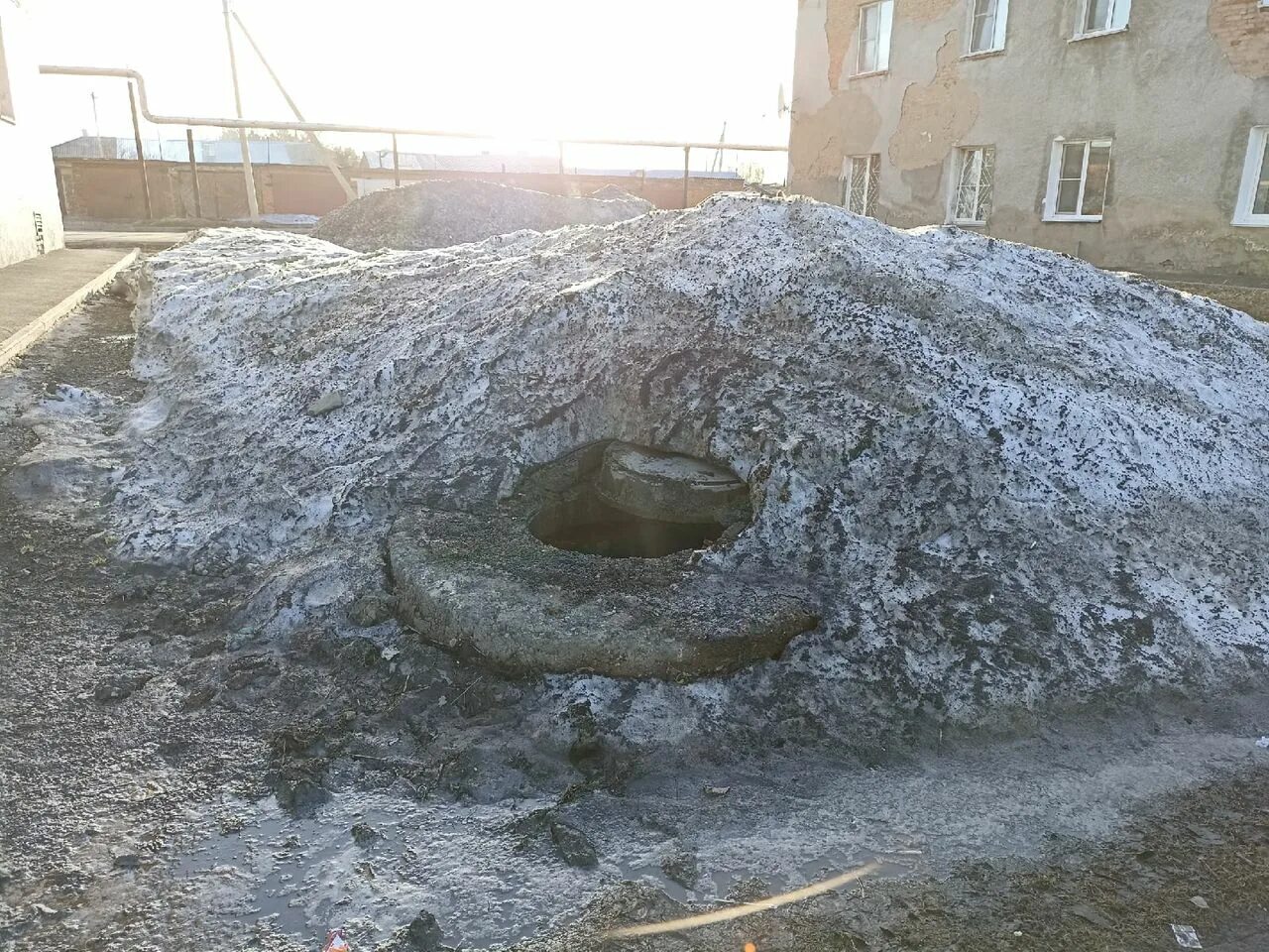 Погода в березовском кемеровской на месяц. Открытый люк. Городской колодец. Снежный город. Огромный незакрытый колодец в Кемерово.