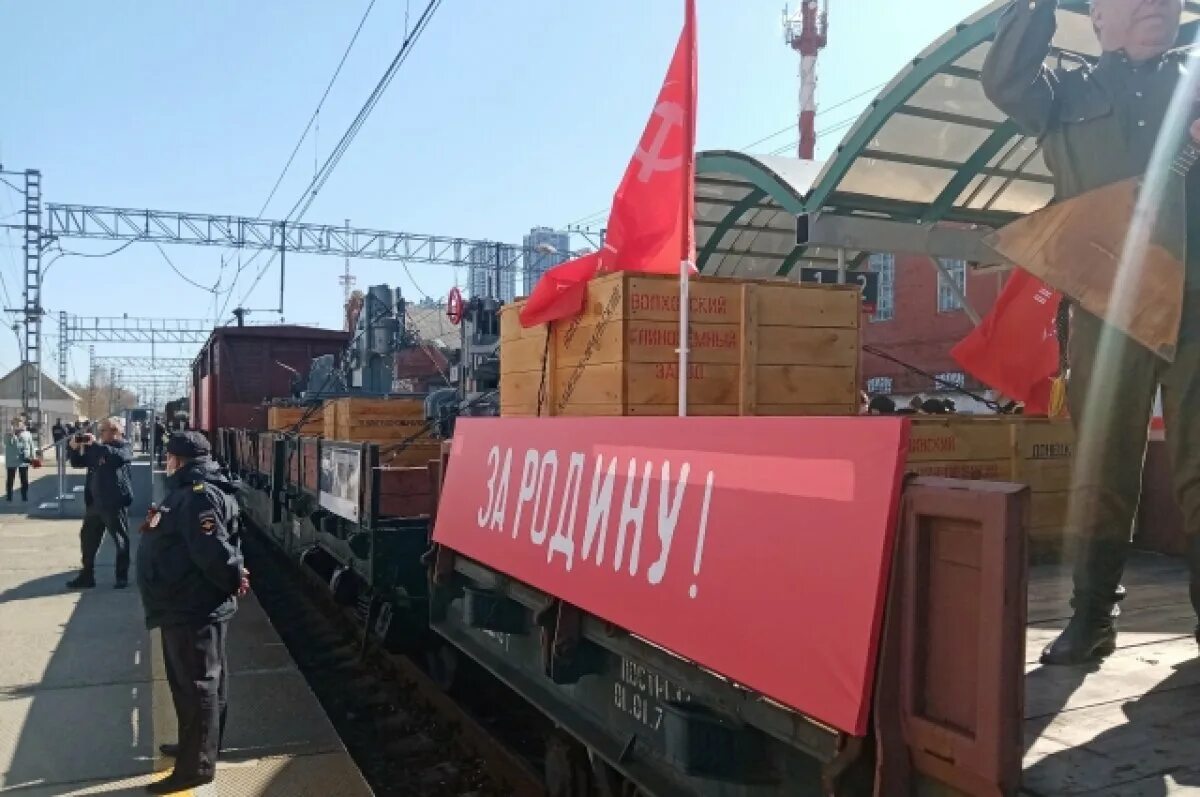 Эшелон военной техники. Эшелон военной техники. Ретропоезд «эшелон победы». Караул воинского эшелона. Эшелон с военной техникой.