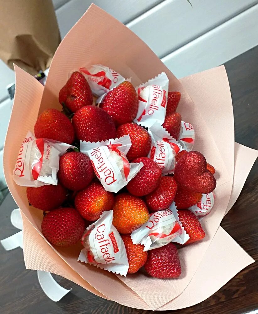 Конфеты клубника в шоколаде. Клубничные конфеты. Клубничные конфеты. Клубничные конфеты. Конфеты клубника.