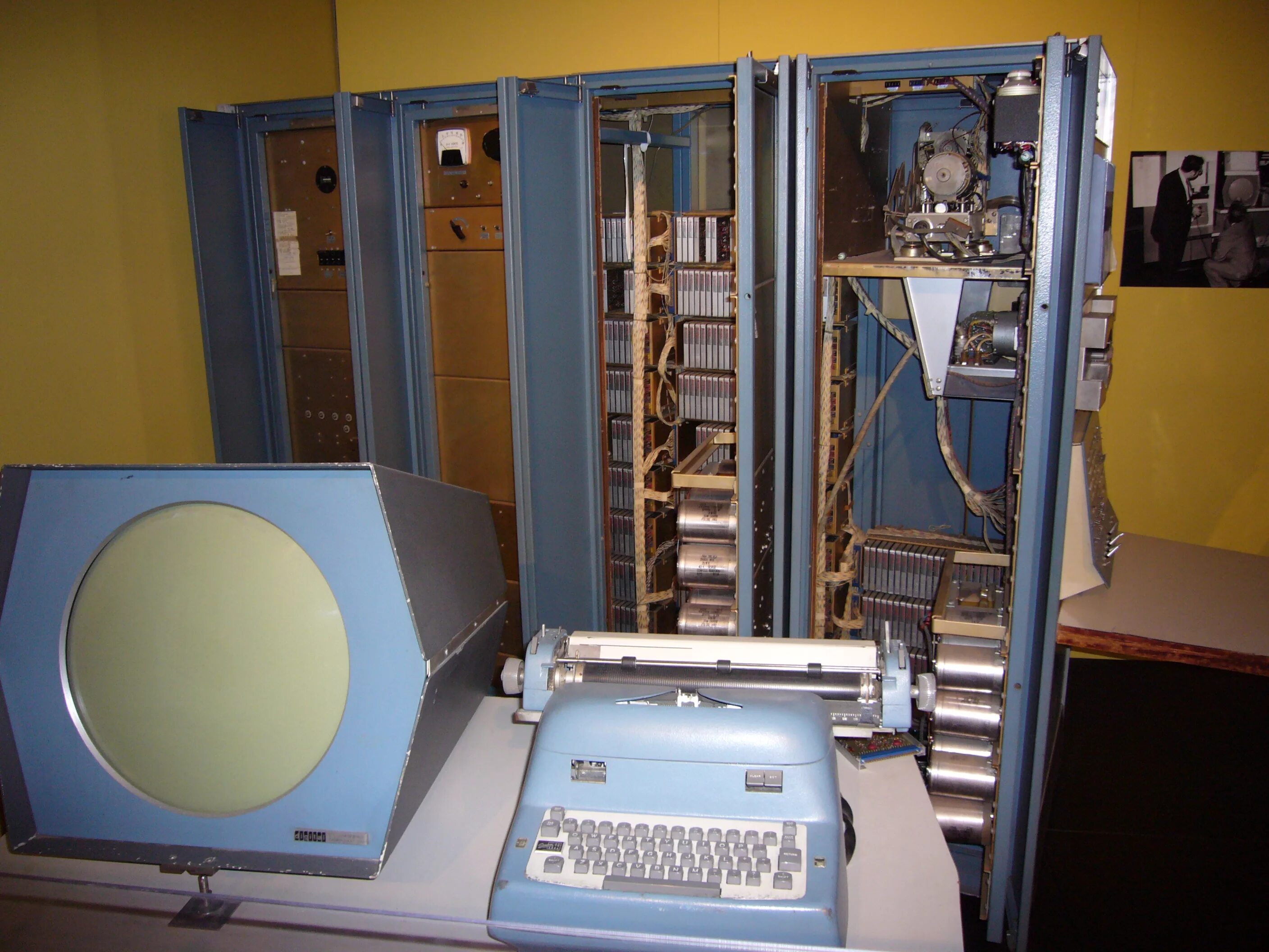 Эвм 1 2 3 поколений. PDP-1. ЭВМ Dec PDP-1. Миникомпьютер Dec PDP 1. Модель PDP-1 (programmed data Processor,.