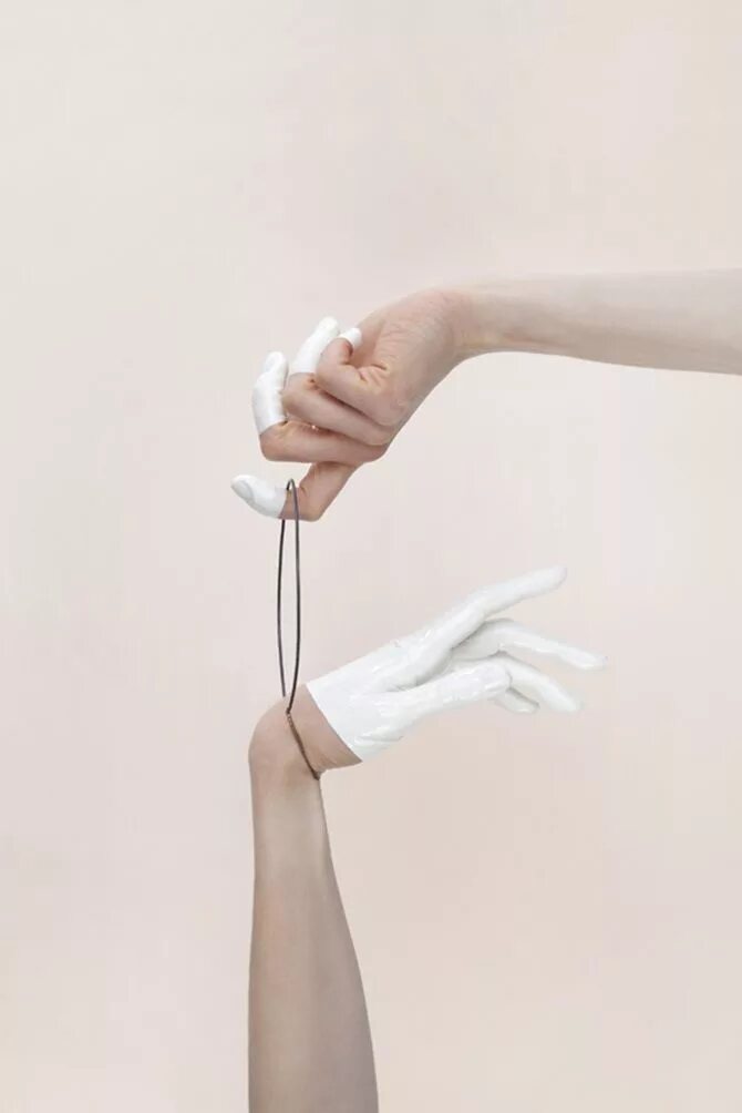 Женская рука. Руки минимализм. Бледные руки эстетика. Белая рука. Рука девушки.