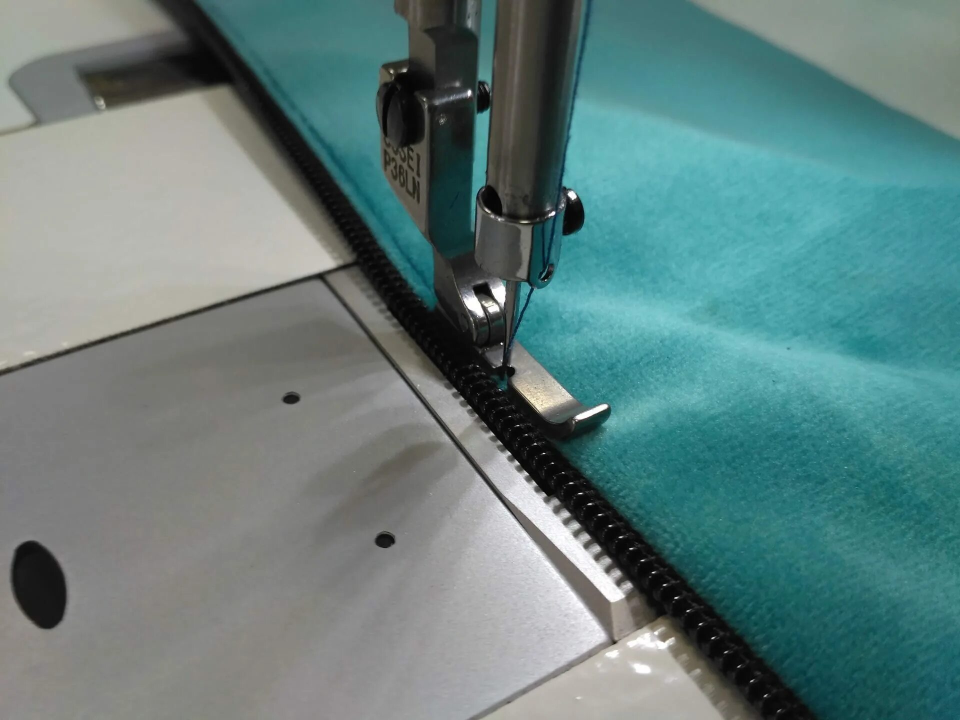 Лапка p363. Лапки для молнии швейных промышленных машин s518ne. Швейные машины для молнии. Лапка для вышивания потайной молнии janome. Швейные машины для молнии.