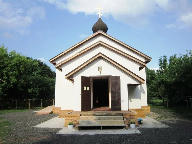 Храм шинная красноярск. Бог строит церкви а черт часовни. Бог строит церкви а черт часовни. Часовня иоанна кронштадтского литва. Храм прп александра свирского.