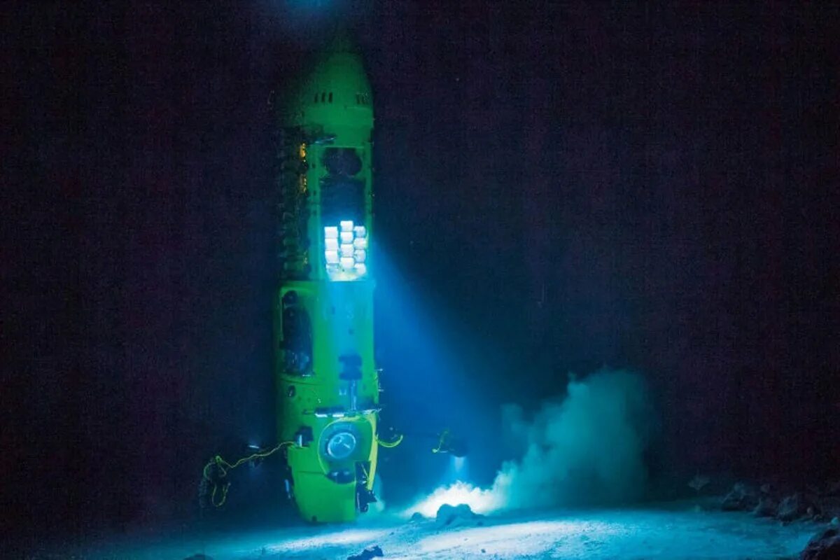 Человек на дне марианской впадины. Deepsea Challenger Батискаф.