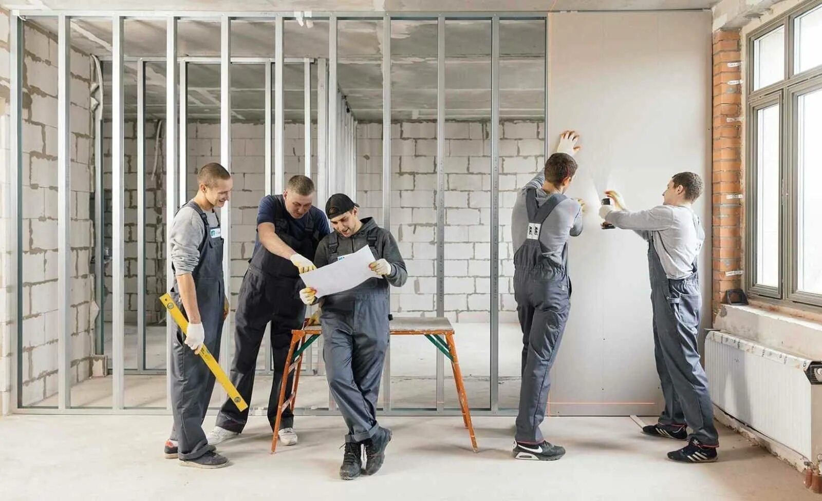 Люди в помещении. Людей в соответствующие помещения. Людей в соответствующие помещения. Люди в помещении. Отделка торговых помещений.