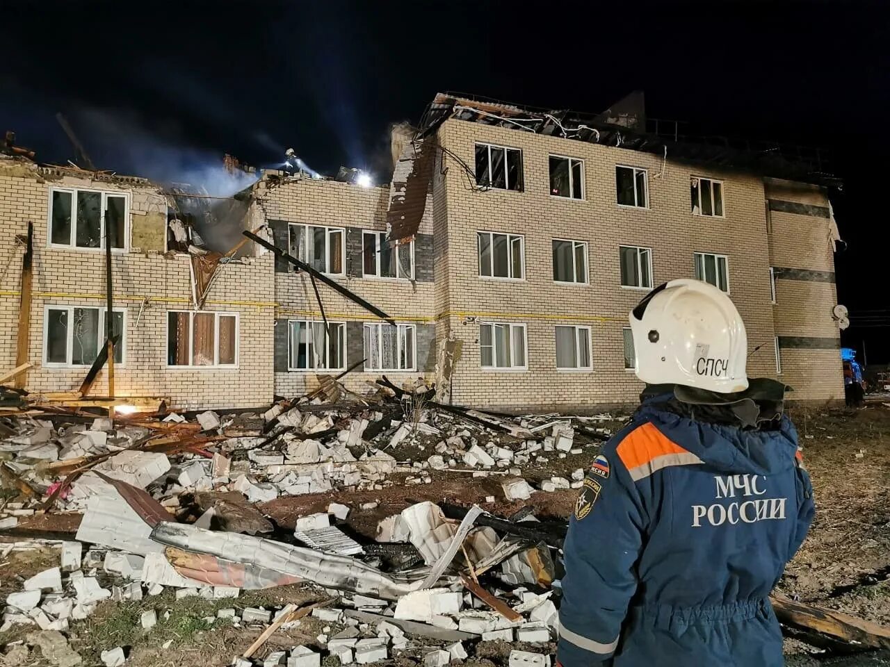 Взорвался дом. Взорванный дом.