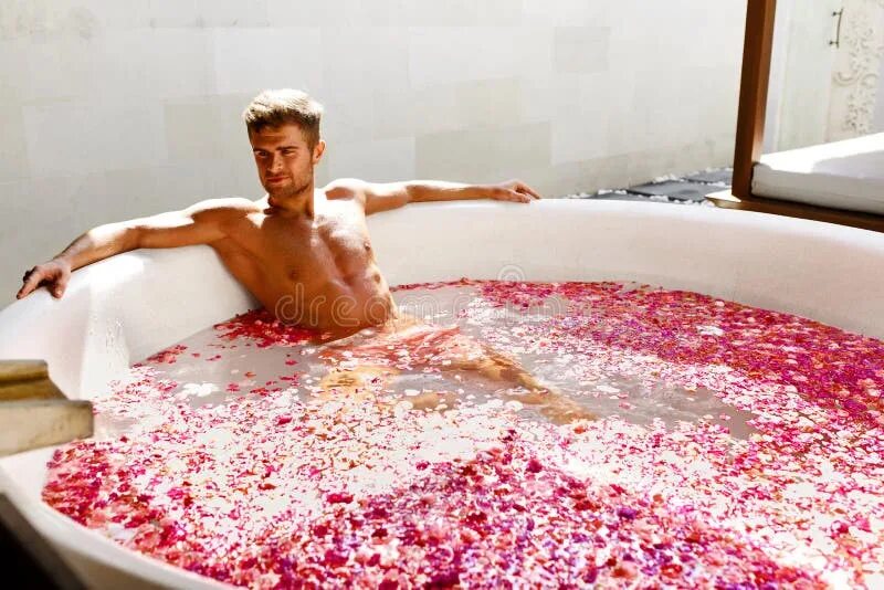 Мужик купается в ванной. Ванна из доширака. Купание в ванной взрослых. Мужик купается в ванной. Мужик купается в ванной.