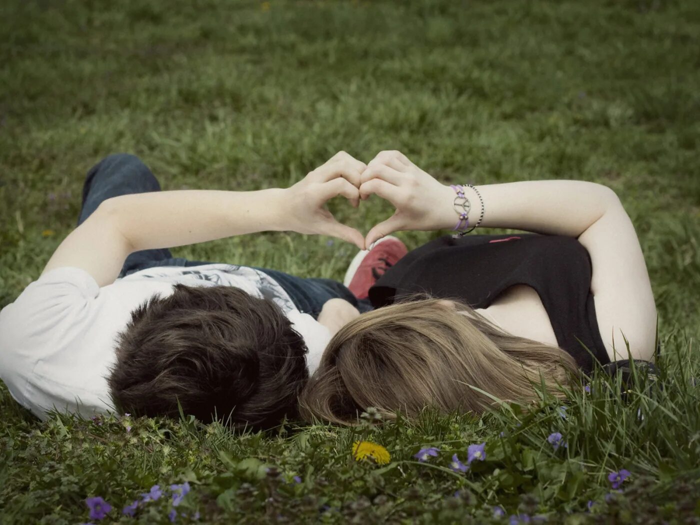 Любовь моей жизни 8. Пара влюбленных. Влюбленные лежат на траве. Подростковая влюбленность. Картинки влюбленных.