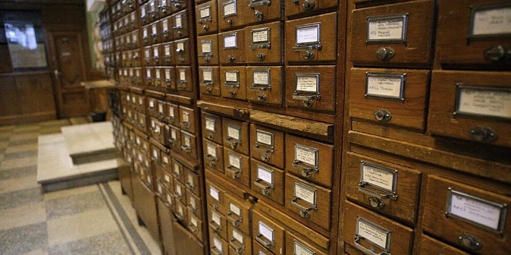 Архив есть в библиотеки. Шкаф библиотечный картотечный. Старые архивы. Советский шкаф. Шкаф картотечный деревянный.