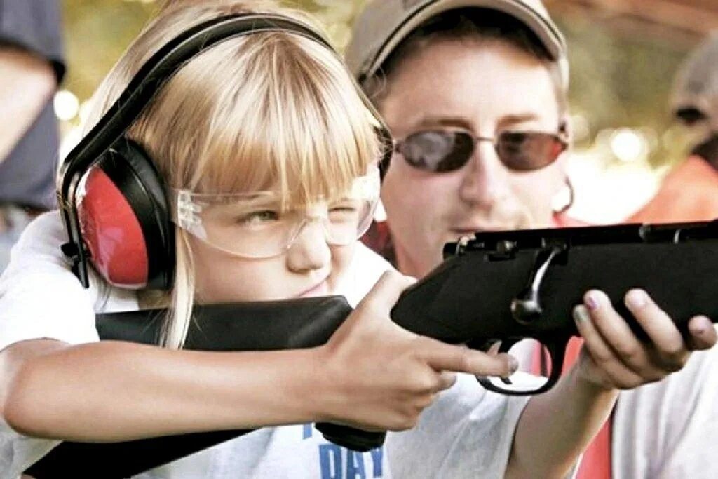 Где можно купить несовершеннолетним. Оружие для детей. Дети стреляют. Подросток с оружием. Русские дети с оружием.