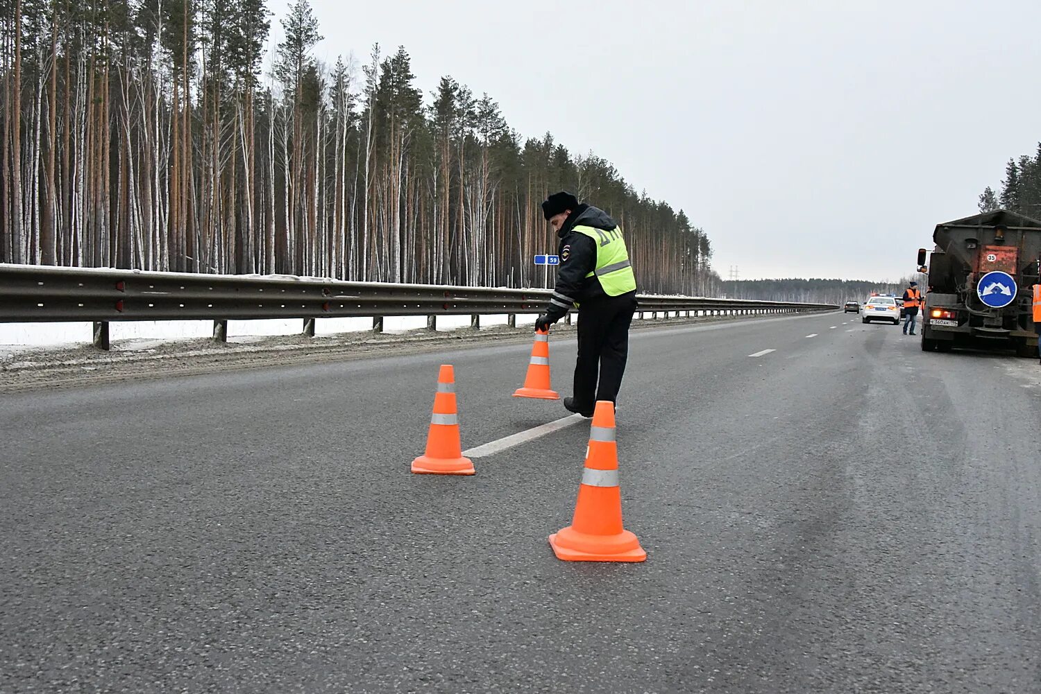Федеральное дорожное агентство. Грузовая машина дорожная служба. Дорожная служба осуществляет. Разметка дорог. Ровность дорожного покрытия.