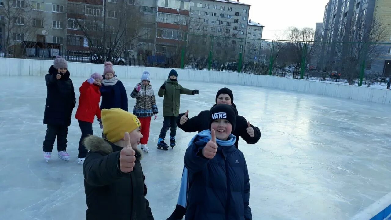 Горка возле 42 школы Тюмень. Школа 1 Камышлов оцепление зимой. Школа 92 Тюмень возле Ашана. Я возле Тюмени. Отменили школу сегодня в тюмени