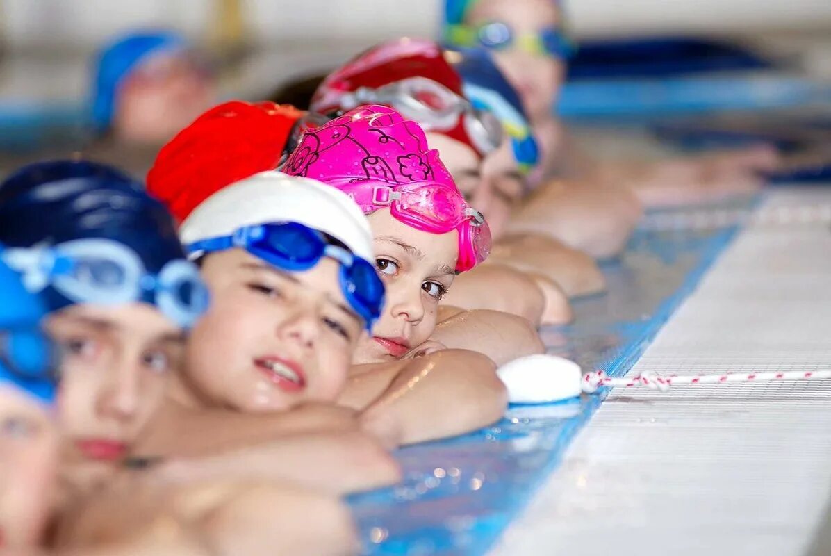 Дети в бассейне. Плавание дети. Плавание в бассейне дети. Занятия в бассейне для детей. Занятие обучение плаванию