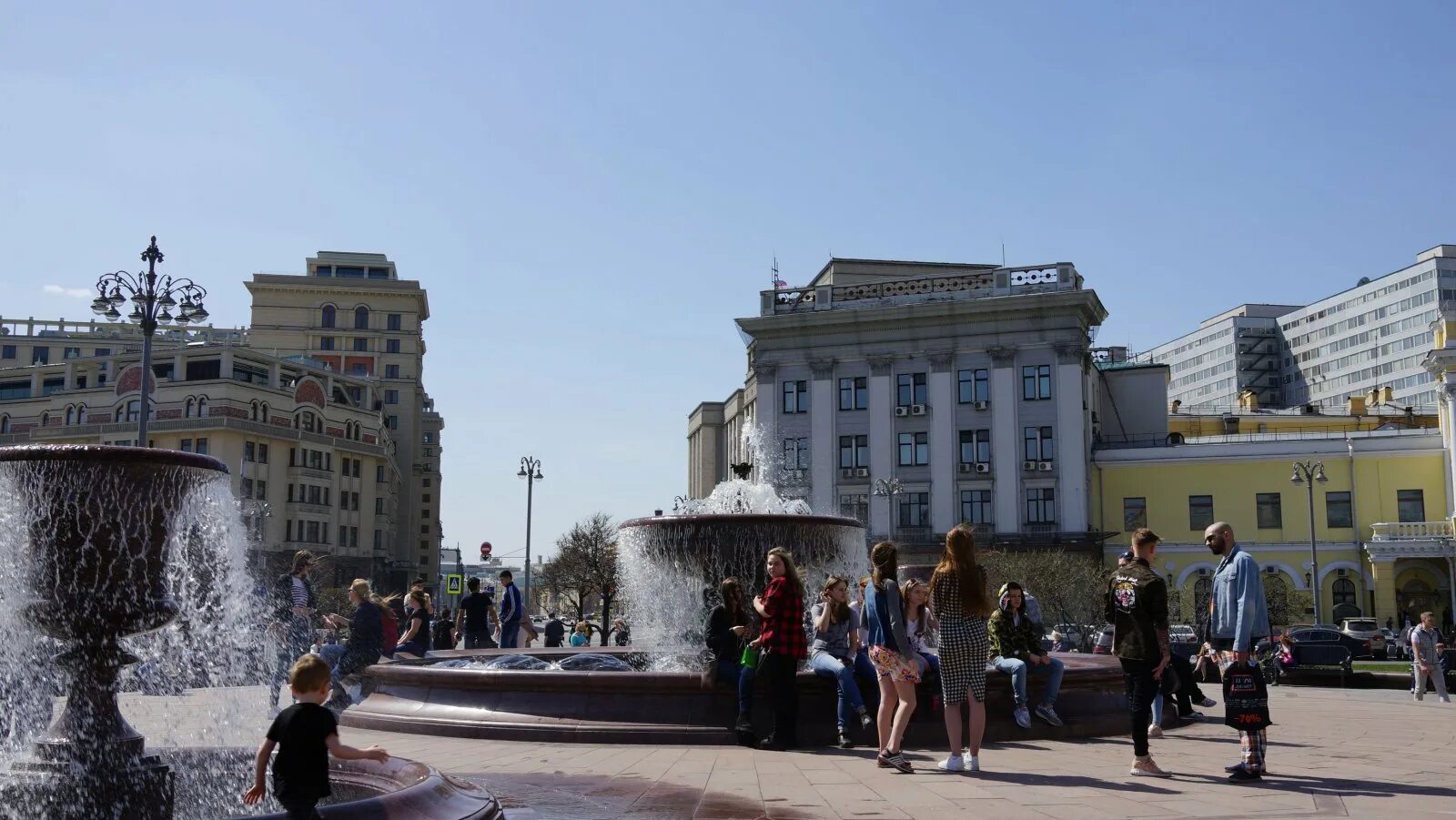 Театральная площадь какой район москвы. Фонтан на Павелецкой площади. Театральная площадь в Баку. Театральная площадь 4 Москва. Фонтан на театральной площади в Москве.