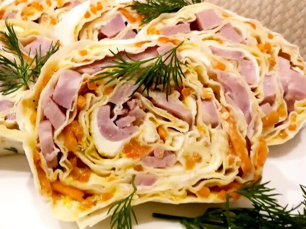Рулет с корейской морковкой и колбасой. Рулет из лаваша с ветчиной и корейской морковкой. рулетики из лаваша с колбасой и корейской морковью. рулет из лаваша с корейской морковью и колбасой. лаваш с корейской морковкой и колбасой.