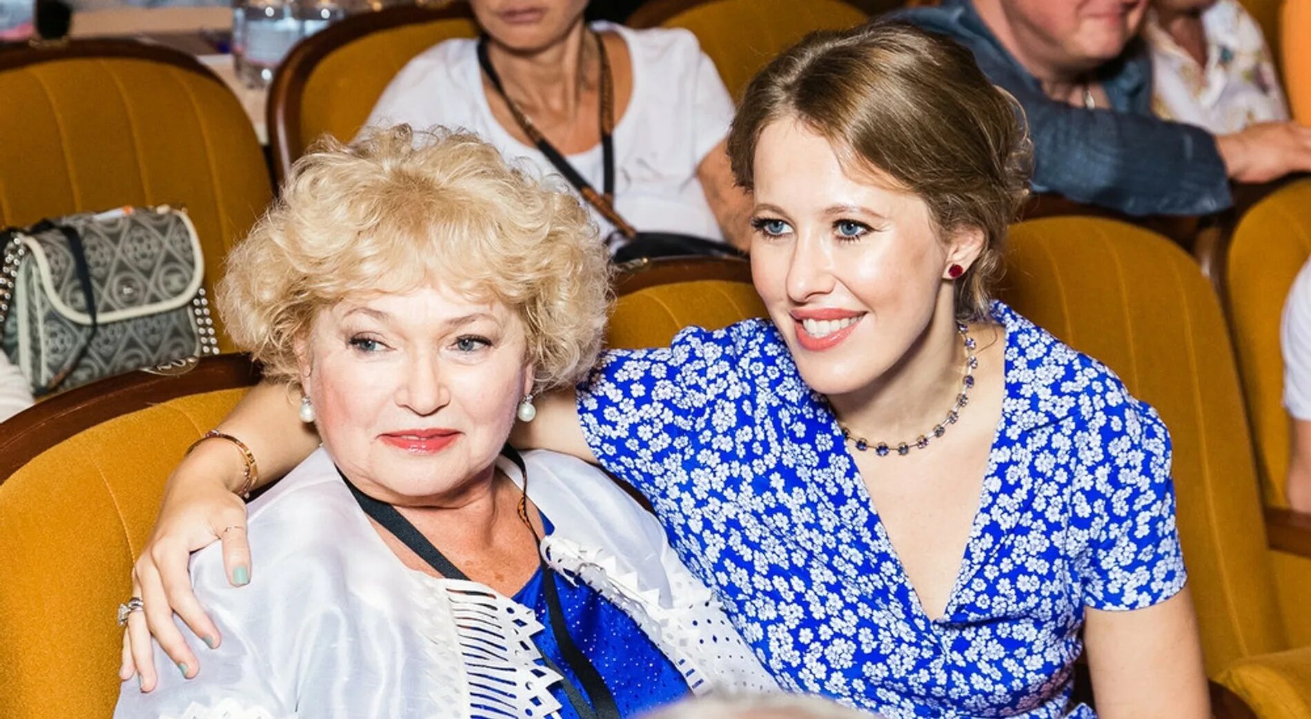 Правда ли что собчак и нарусова. Нарусова 2025. людмила нарусова с внуком. стрижка людмилы нарусовой. людмила нарусова молодая.
