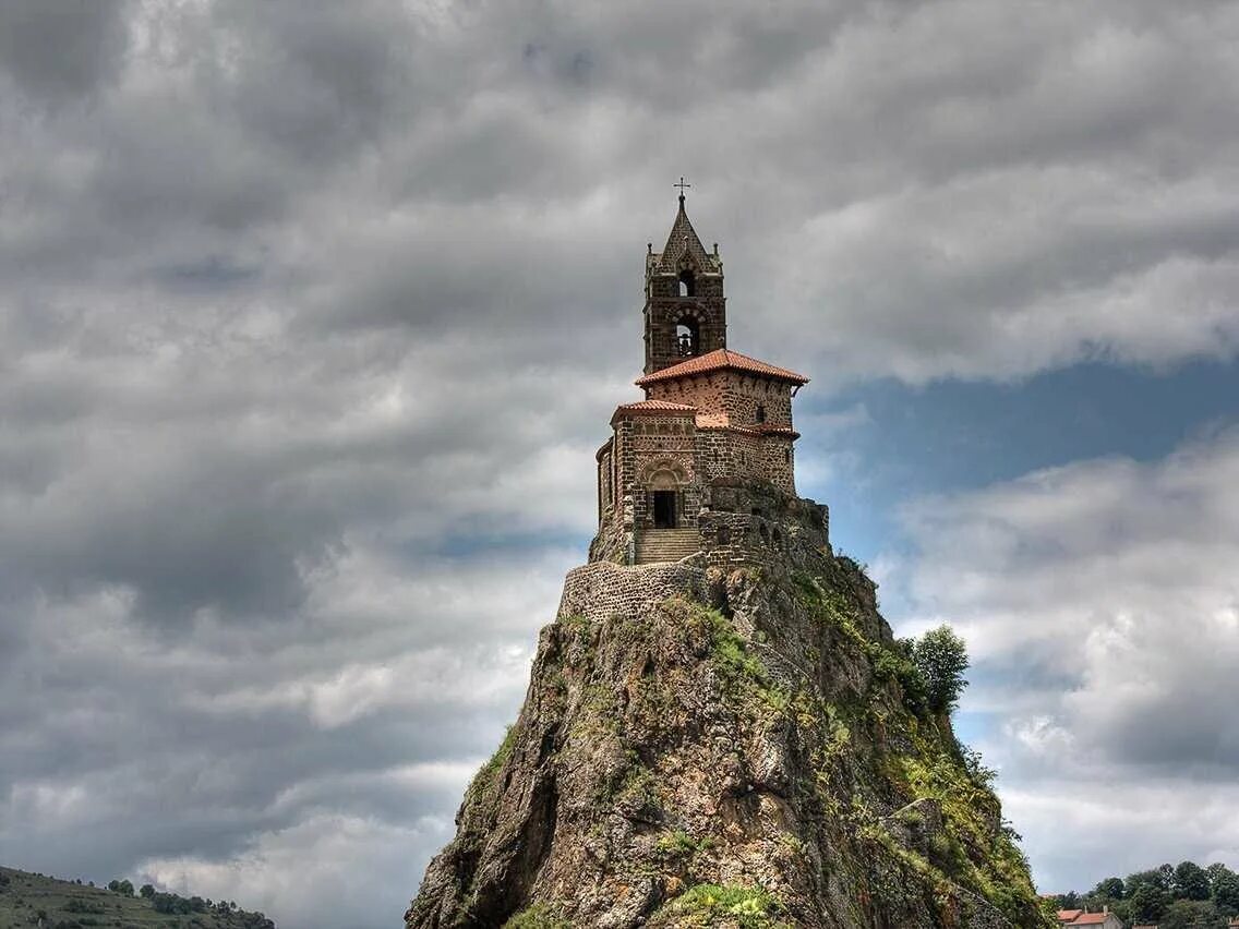 Церковь на холмах. Saint Michel d'Aiguilhe Ле-Пюи-АН-веле.