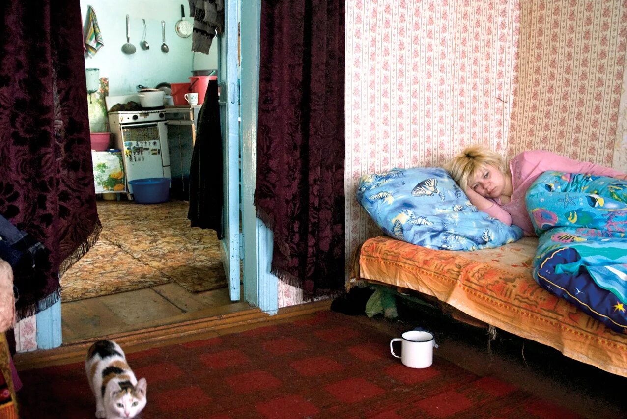 Русское живое домашнее. Квартира бедного человека. Бедная квартира. Жизнь в Российской глубинке. Жильё в глубинке.