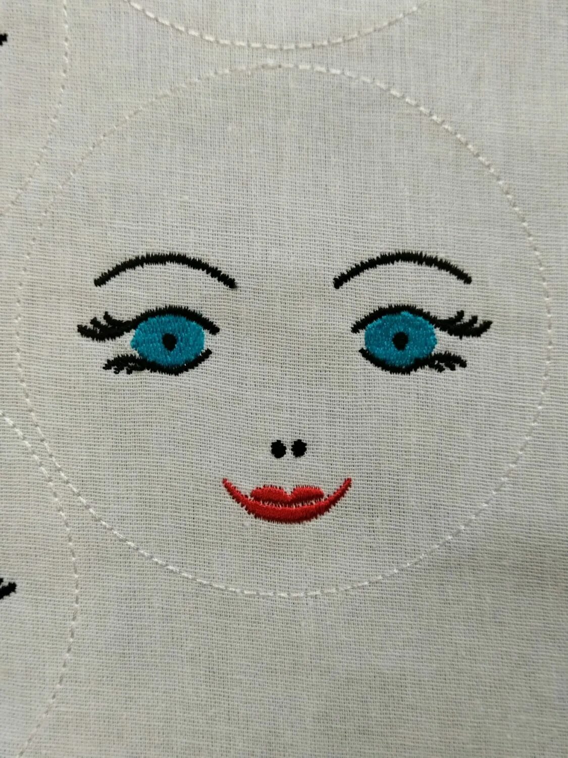 современные вышивки портретов. глаза тряпичной куклы. вышитое лицо. вышить лицо кукле. лица тряпичных кукол вышивка.