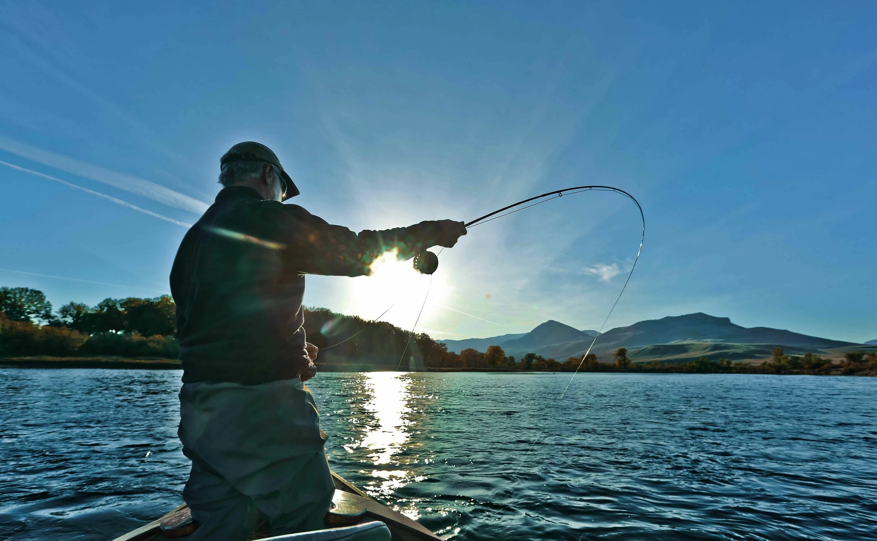 Like go fishing. Рыбалка на спиннинг. Спиннинг с лодки. Рыбак со спиннингом. Рыбак с удочкой.