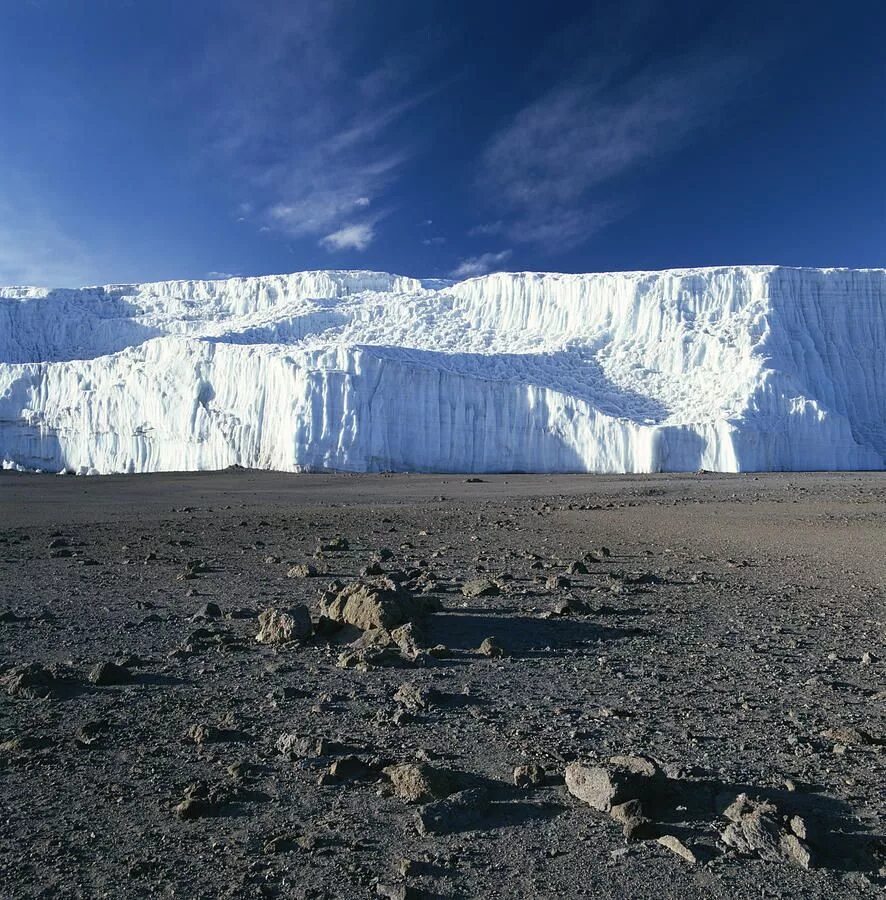 Килиманджаро. Килиманджаро гора жерло. Снега килиманджаро фото. Килиманджаро с самолета. Килиманджаро кратер.